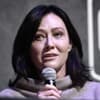 Shannen Doherty hält Mikrofon in der Hand und sieht traurig aus