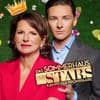 Claudia Obert und Freund Max vor dem "Sommerhaus der Stars"-Logo mit Krone