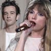 Taylor Swift singt am Mikrofon, im Hintergrund steht Matty Healy