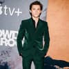 Tom Holland im grünen Anzug bei der "The Crowded Room" Premiere