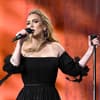 Adele singt ins Mikrofon