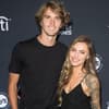 Alexander Zverev und Sophia Thomalla stehen Arm in Arm zusammen