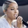 Ariana Grande mit Mikrofon in der Hand