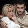 Britney Spears und Sam Asghari sitzen zusammen und sehen bedrückt aus