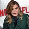 Ellen Pompeo mit Netflix-Logo im Hintergrund