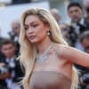 Gigi Hadid guckt ernst auf dem red carpet in Cannes