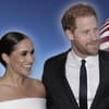 Herzogin Meghan und Prinz Harry vor USA-Flagge, beide lächeln.