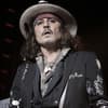 Johnny Depp spielt Gitarre auf der Bühne