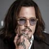 Johnny Depp sieht traurig zu Boden