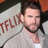 Liam Hemsworth vor Netflix-Logo