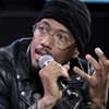 Nick Cannon spricht angeregt ins Mikrofon