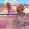 Filmszene: Ryan Gosling als Ken und Margot Robbie als Barbie im pinken Auto lachen