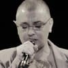 Sineád O'Connor singt traurig in Mikrofon