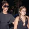 Victoria Beckham und Tochter Harper überqueren die Straße