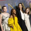 Angelina Jolie lachend mit ihren Kindern Shiloh, Zahara, Vivienne, Pax und Knox