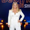 Beatrice Egli vor blauen Hintergrund bei Aufzeichnung der Beatrice Egli Show