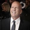 Bruce Willis sieht lächelnd nach oben