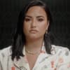 Demi Lovato blickt traurig in die Kamera