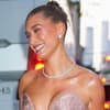 Hailey Bieber lacht glücklich