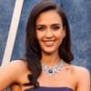 Jessica Alba zeigt weiße Zähne