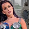 Katy Perry sieht angestrengt aus, im Hintergrund sitzt ein alter Mann im Rollstuhl