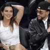 Kendall Jenner rauft sich durch die Haare, Bad Bunny sitzt neben ihr