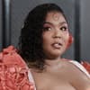 Lizzo guckt ernst