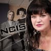 Pauley Perrette vor dem "Navy CIS"-Logo