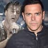 Richard Kruspe sieht ernst aus, im Hintergrund singt Till Lindemann