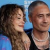 Rita Ora lehnt sich an Ehemann Taika Waititi