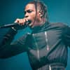 Travis Scott schreit ins Mikrofon