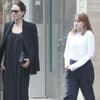 Vivienne Jolie-Pitt ernst - im Hintergrund im August 2023 mit ihrer Mutter Angelina Jolie in Soho, New York