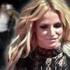 Britney Spears, im Hintergrund verschwommene Bilder mit Madonna und Elton John