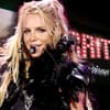 Britney Spears performt, im Hintergrund das Logo ihrer Las-Vegas-Show "Piece of Me"