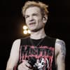 Deryck Whibley steht auf der Bühne und sieht in die Zuschauermenge