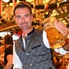 Florian Silbereisen beim Oktoberfest mit Bier in der Hand