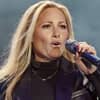 Helene Fischer singt ins Mikrofon, ihre Stirn liegt in Falten