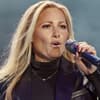 Helene Fischer singt ins Mikrofon, ihre Stirn liegt in Falten