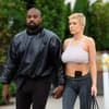 Kanye West und Bianca Censori Hand in Hand auf der Straße