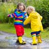 Kinder testen Gummistiefel