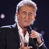 Peter Maffay spricht ins Mikrofon