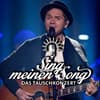 Johannes Oerding singt und spielt Gitarre, vor ihm das "Sing meinen Song"-Logo