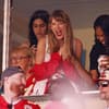 Taylor Swift lacht beim Football