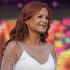 Andrea Berg lächelt zur Seite