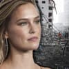 Bar Refaeli sieht traurig aus, im Hintergrund ein Bild einer zerstörten Stadt