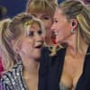 Beatrice Egli guckt Helene Fischer verblüfft an