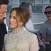 Ben Affleck und Jennifer Lopez sehen sich an, im Hintergrund lacht Ben Affleck mit Jennifer Garner