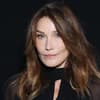 Carla Bruni guckt ernst