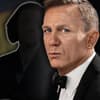 Daniel Craig als James Bond, im Hintergrund ist Aaron Taylor-Johnsons Silhouette