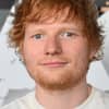 Ed Sheeran guckt ernst